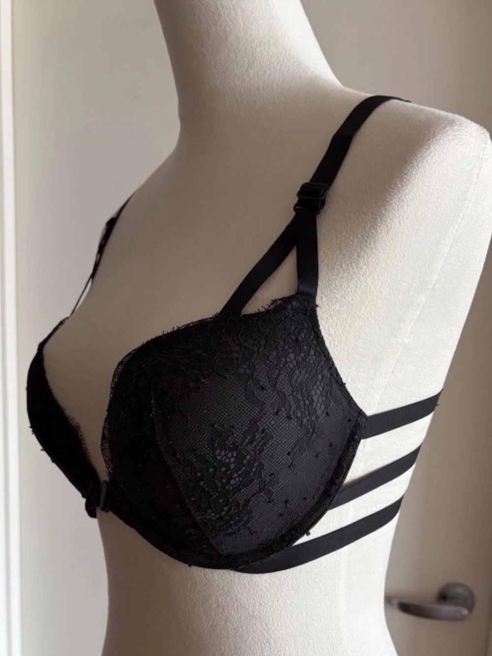 Victoria’s Secret Very Sexy Cage Push Up Bra Black Lace 32DD Front Closure Rare